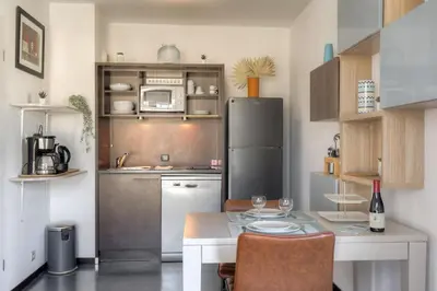 Cuisine ou kitchenette dans l'établissement Résidence confort, terrasse, aux pieds du Métro Valmy