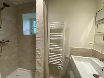 Salle de bains dans l'établissement Maison bohème chic de 3 suites face à la cité internationale