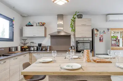 Cuisine ou kitchenette dans l'établissement charmante maison à la campagne
