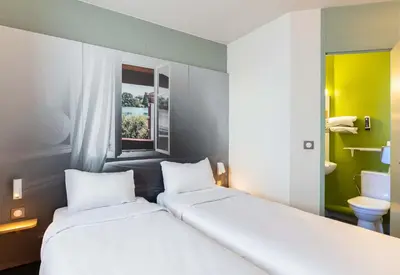 Un ou plusieurs lits dans un hébergement de l'établissement B&B HOTEL Lyon Saint-Bonnet Mi-Plaine