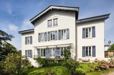 Jardin de l'établissement Harmonie - Maison spacieuse avec piscine à Oullins