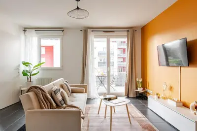 Télévision ou salle de divertissement dans l'établissement Cosy T2-Tram-Balcon-Parking Lyon