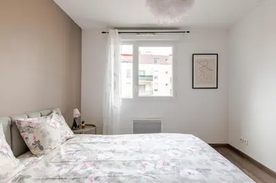 Un ou plusieurs lits dans un hébergement de l'établissement Cosy T2-Tram-Balcon-Parking Lyon