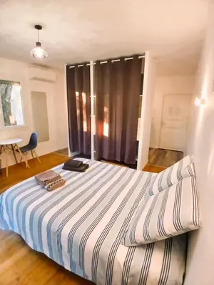 Un ou plusieurs lits dans un hébergement de l'établissement Studio attenant à maison avec parking, jardin, baignoire