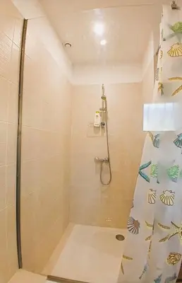 Salle de bains dans l'établissement Studio attenant à maison avec parking, jardin, baignoire