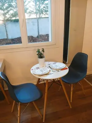 Coin salon dans l'établissement Studio attenant à maison avec parking, jardin, baignoire