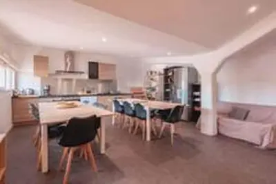 Cuisine ou kitchenette dans l'établissement Gîte de la Ruche - 15 personnes