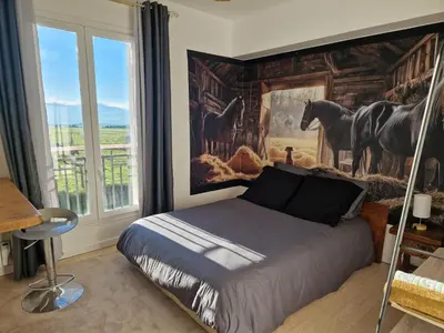 Un ou plusieurs lits dans un hébergement de l'établissement Duplex calme, vue chevaux et montagnes