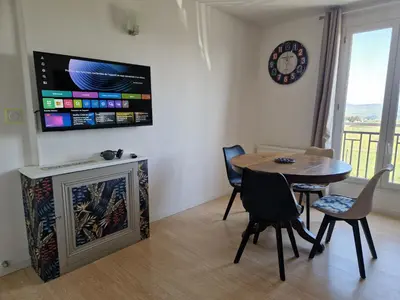 Télévision ou salle de divertissement dans l'établissement Duplex calme, vue chevaux et montagnes