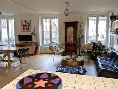 Coin salon dans l'établissement Appartement quai de Saône vue vieux Lyon Fourvière