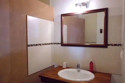 Salle de bains dans l'établissement Maison d'hôtes en Beaujolais