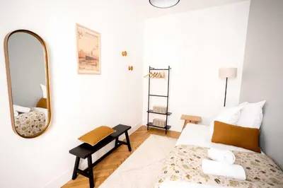 Un ou plusieurs lits dans un hébergement de l'établissement Charming apartment- 3BR-5P- Quai du Rhone