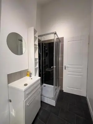 Salle de bains dans l'établissement Appartement La Forêt Villebois 01