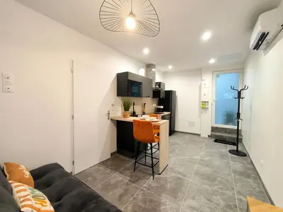 Cuisine ou kitchenette dans l'établissement Le 101 -T2 avec terrasse, commerces & gare à pied