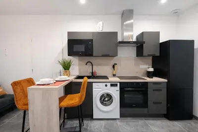 Cuisine ou kitchenette dans l'établissement Le 101 -T2 avec terrasse, commerces & gare à pied