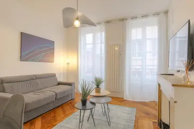 Télévision ou salle de divertissement dans l'établissement Caractère et Charmant en Hypercentre