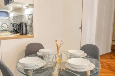 Cuisine ou kitchenette dans l'établissement Caractère et Charmant en Hypercentre