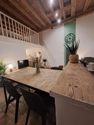 Coin salon dans l'établissement Studio spacieux entièrement refait à neuf en plein centre-ville