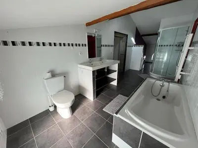 Salle de bains dans l'établissement Duplex spacieux au centre du village 205