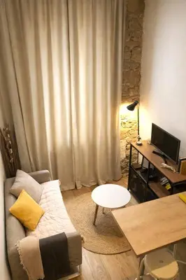 Télévision ou salle de divertissement dans l'établissement Le Joseph Métro Hôtel de Ville