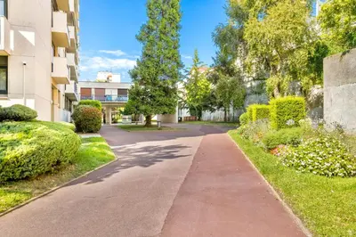 Jardin de l'établissement BnGo l Le Spacieux Cocon PartDieu l parking, 4p