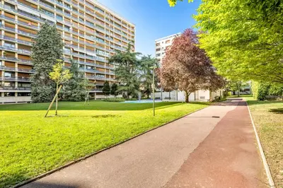 Jardin de l'établissement BnGo l Le Spacieux Cocon PartDieu l parking, 4p