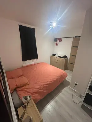 Un ou plusieurs lits dans un hébergement de l'établissement Cozy and practical 2-bedroom apartment