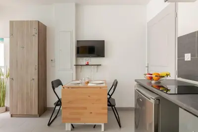 Cuisine ou kitchenette dans l'établissement Le Petit Cocoon - Calme - Parking -Tram - Terrasse - Lyon - OL - Eurexpo