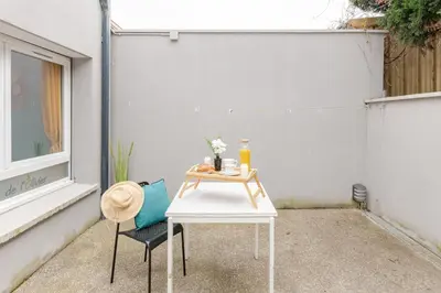 Balcon ou terrasse dans l'établissement Le Petit Cocoon - Calme - Parking -Tram - Terrasse - Lyon - OL - Eurexpo