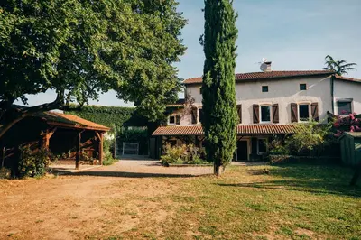 Jardin de l'établissement Demeure de campagne raffinée, alliant authenticité et confort