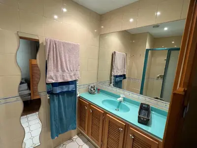 Salle de bains dans l'établissement Demeure de campagne raffinée, alliant authenticité et confort