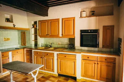 Cuisine ou kitchenette dans l'établissement Demeure de campagne raffinée, alliant authenticité et confort