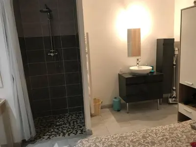 Salle de bains dans l'établissement Appartement confortable au coeur du village 204