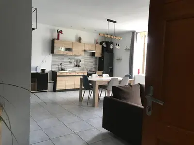 Cuisine ou kitchenette dans l'établissement Appartement confortable au coeur du village 204