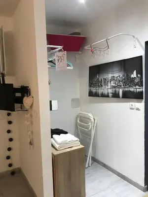Cuisine ou kitchenette dans l'établissement Appartement confortable au coeur du village 204