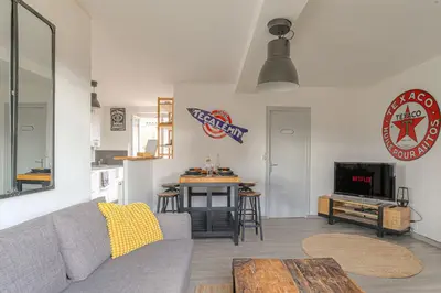 Télévision ou salle de divertissement dans l'établissement Appart lumineux, WIFI haut débit, proche gare 7 min, Lyon 15 min