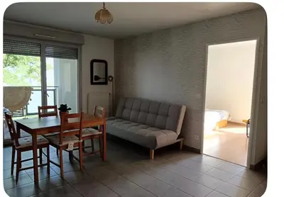 Coin salon dans l'établissement Un appartement dans un coin tranquille