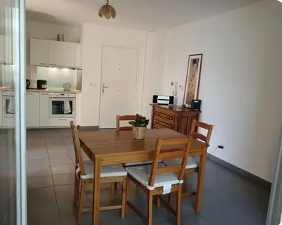 Cuisine ou kitchenette dans l'établissement Un appartement dans un coin tranquille
