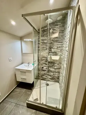 Salle de bains dans l'établissement Le zébra des grattes-ciel -medipole