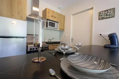 Cuisine ou kitchenette dans l'établissement Toronto T2 climatisé avec terrasse et parking proche CNPE BUGEY