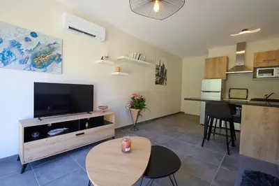 Cuisine ou kitchenette dans l'établissement Toronto T2 climatisé avec terrasse et parking proche CNPE BUGEY