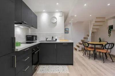 Cuisine ou kitchenette dans l'établissement Duplex moderne et chaleureux