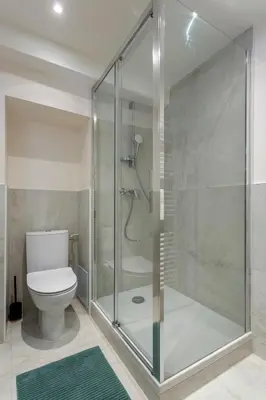 Salle de bains dans l'établissement Duplex moderne et chaleureux