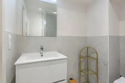 Salle de bains dans l'établissement Duplex moderne et chaleureux