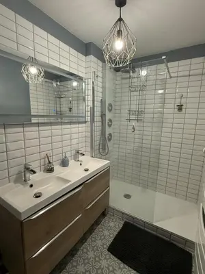Salle de bains dans l'établissement Charmant Appartement Terrasse et parking
