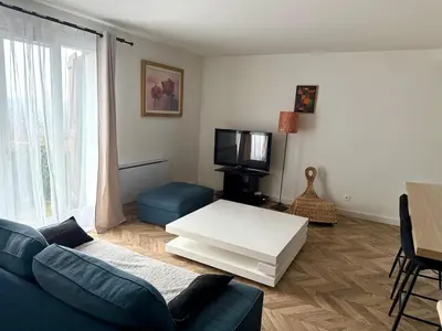 Télévision ou salle de divertissement dans l'établissement Charmant Appartement Terrasse et parking
