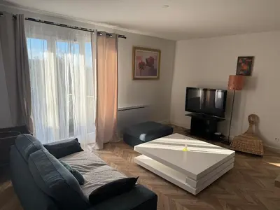 Télévision ou salle de divertissement dans l'établissement Charmant Appartement Terrasse et parking