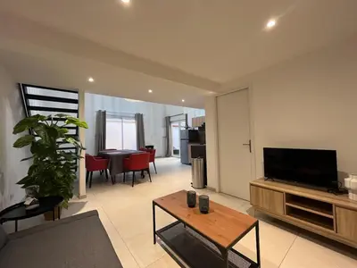 Télévision ou salle de divertissement dans l'établissement La Vie est Pleine de Surprises 2