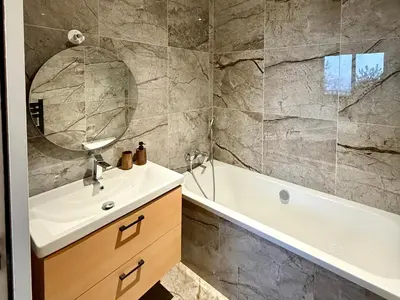 Salle de bains dans l'établissement L'Oasis- Villa d'exception, parenthèse calme près de Lyon