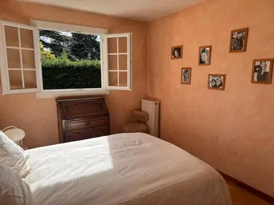 Un ou plusieurs lits dans un hébergement de l'établissement Villa 3 ch avec jardin dans un hameau paisible